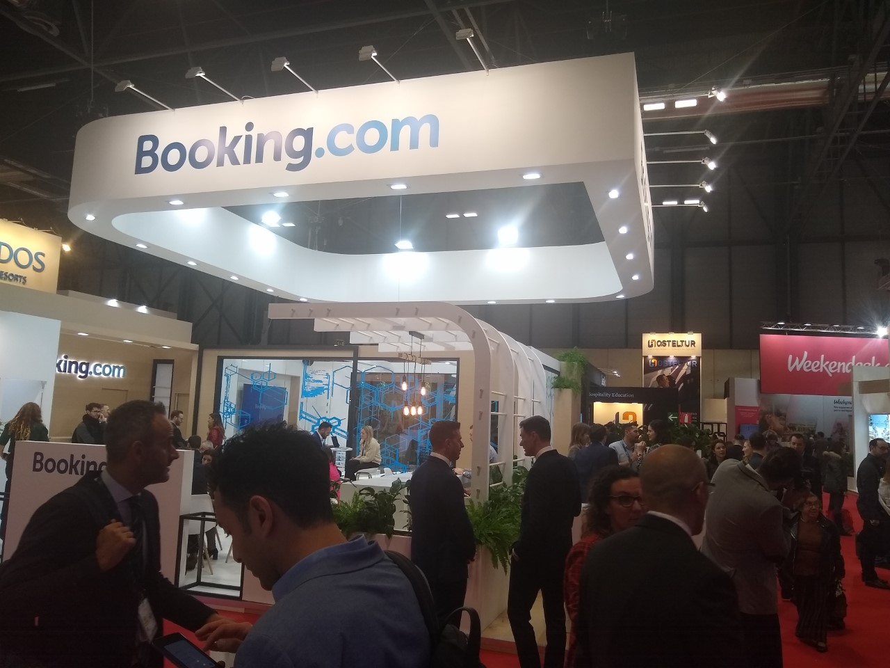 Booking.com y Dingus en Fitur 2020